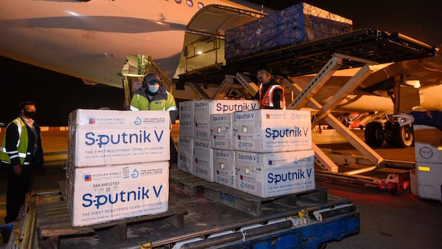 Llegaron otras 500 mil dosis de la vacuna Sputnik V a la Argentina.