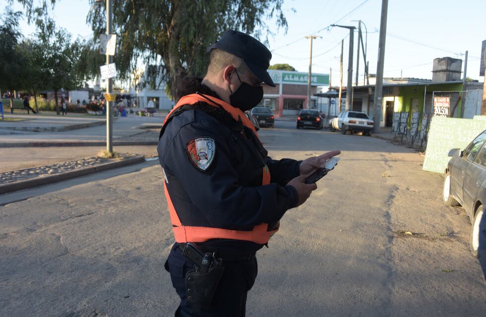Córdoba: un joven denunció que un policía aprovechó un robo e intentó quedarse con su celular