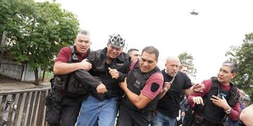 Protesta de colectiveros. El ministro de Seguridad Sergio Berni fue agredido por los manifestantes y debió ser evacuado en un auto blidando. Foto: Maxi Failla / Clarín.