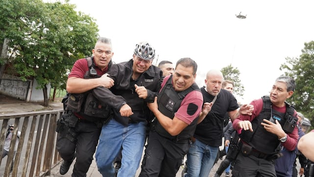 Protesta de colectiveros. El ministro de Seguridad Sergio Berni fue agredido por los manifestantes y debió ser evacuado en un auto blidando. Foto: Maxi Failla / Clarín.