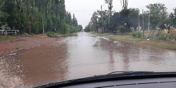 Calle Tirasso en San Rafael cubierta de agua. Foto gentileza Lucas Dicalbo