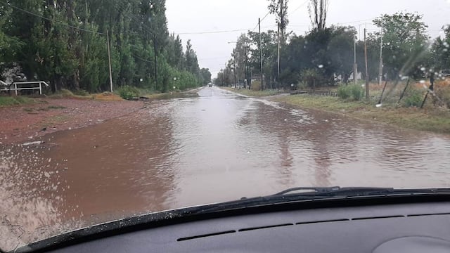 Calle Tirasso en San Rafael cubierta de agua. Foto gentileza Lucas Dicalbo