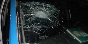 El daño se concentró en el parabrisas y el costado derecho del vehículo