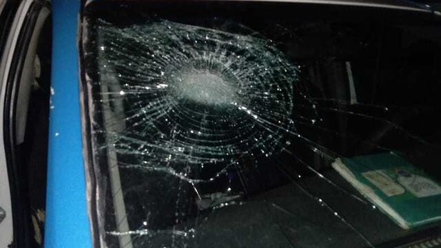 El daño se concentró en el parabrisas y el costado derecho del vehículo