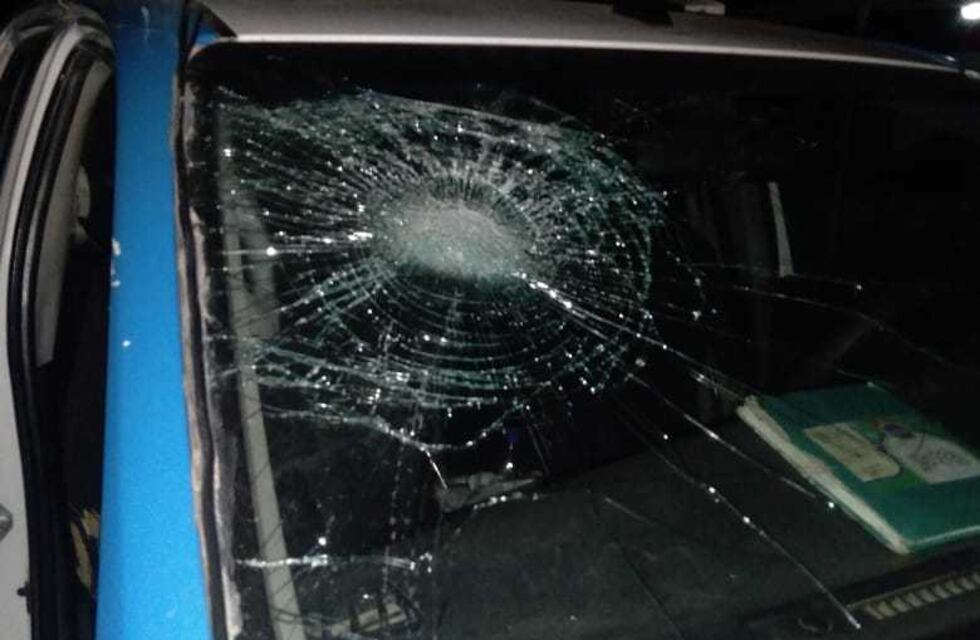 Sáenz Peña: apedrearon patrullero que iba a detener fiesta clandestina