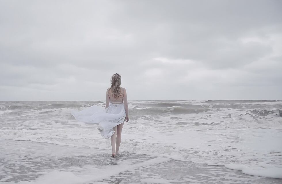 Mica Mujica estrena su nuevo tema: “Por el bien de los dos”