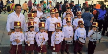 Banda y bastoneras de la escuela EMDEI, Jujuy