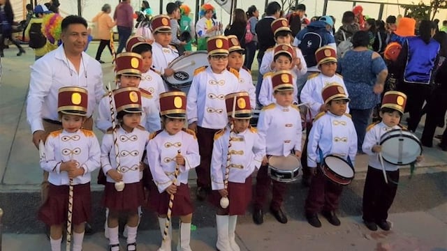 Banda y bastoneras de la escuela EMDEI, Jujuy