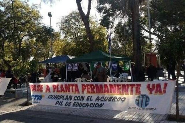 Los trabajadores llevan 9 dias de acampe en la plaza principal