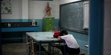 las autoridades de las escuelas piden a los padres que no envien a sus hijos con hambre por los desmayos en el aula alumnos estudiantes escuelas educacion\r\n\r\n\r\nIn this June 1, 2016 photo, a student lays his head down during class at a public high school in Caracas, Venezuela\u002E The annual high school dropout rate has doubled to 11 percent since 2011 and schools are understaffed as professionals flee the country\u002E (AP Photo/Ariana Cubillos) venezuela caracas venezuela crisis escasez alimentos e insumos basicos vida cotidiana alumna estudiante las autoridades de las escuelas piden a los padres que no envien a sus hijos con hambre
