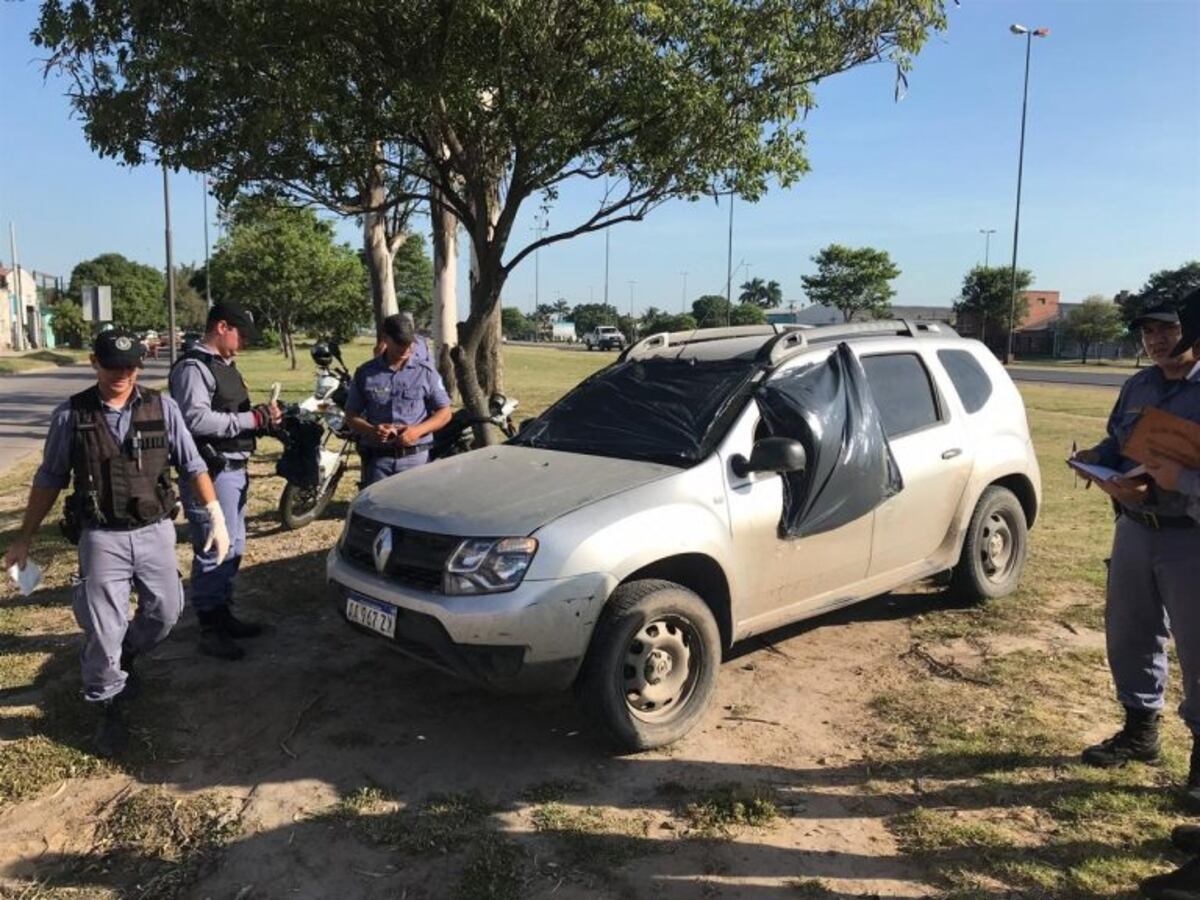 El rodado fue cubierto con bolsas para para resguardar la identidad del fallecido\u002E (Hernán Salinas)