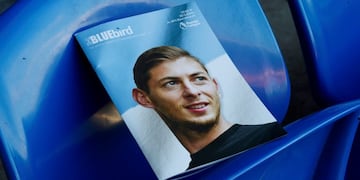 homenaje al futbolista argentino fallecido en un accidente aereo\r\n\r\nSoccer Football - Premier League - Cardiff City v AFC Bournemouth - Cardiff City Stadium, Cardiff, Britain - February 2, 2019  General view of the front cover of the match day programme paying tribute to Emiliano Sala before the match   REUTERS/Rebecca Naden  EDITORIAL USE ONLY\u002E No use with unauthorized audio, video, data, fixture lists, club/league logos or \