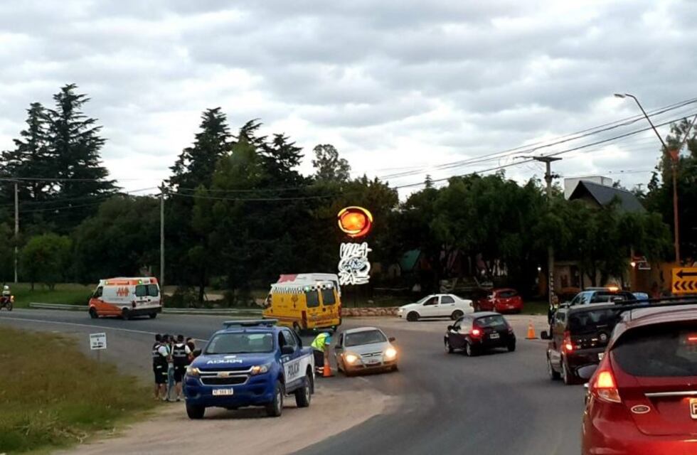 Carlos Paz: se les cruzó un caballo y se accidentaron