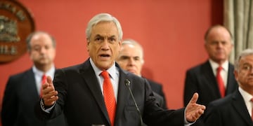 AME3193\u002E SANTIAGO (CHILE), 13/06/2019\u002E- El presidente de Chile, Sebastián Piñera (c), asiste a un evento para el cambio de gabinete de Gobierno este jueves, en el Palacio de La Moneda, en Santiago (Chile)\u002E Piñera cambió este jueves a seis ministros entre ellos al canciller Roberto Ampuero, que será reemplazado por Teodoro Ribera Neumann, en una modificación de su gabinete desde que asumió el poder en marzo de 2018\u002E Este es el segundo ajuste del gabinete ministerial que ejecuta Piñera en su actual Administración, después que en agosto del año pasado cambió a dos de sus ministros\u002E EFE/ Alberto Peña