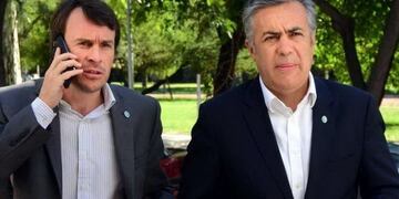 El gobernador Alfredo Cornejo junto con el ministro de Hacienda, Lisandro Nieri\u002E