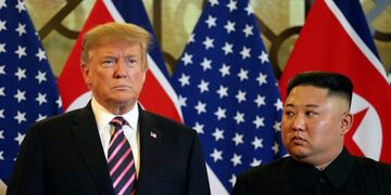 North Korean leader Kim Jong Un looks at U\u002ES\u002E President Donald Trump before their meeting during the second U\u002ES\u002E-North Korea summit at the Metropole Hotel in Hanoi, Vietnam February 27, 2019\u002E REUTERS/Leah Millis