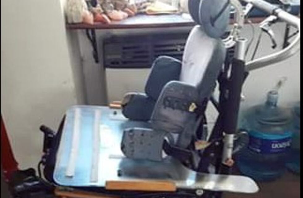 La obra social le dio una silla de ruedas inservible para su hijo