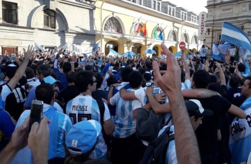 Los jugadores saludaron a los hinchas argentinos en San Petersburgo