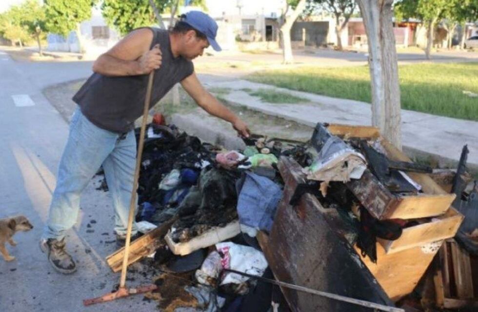 Explotó su celular, se le incendió su habitación y perdió todo