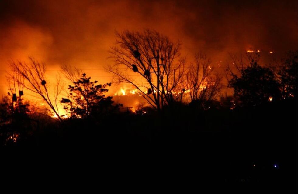 Cortaron media calzada de la autopista Córdoba-Carlos Paz por los incendios en la zona