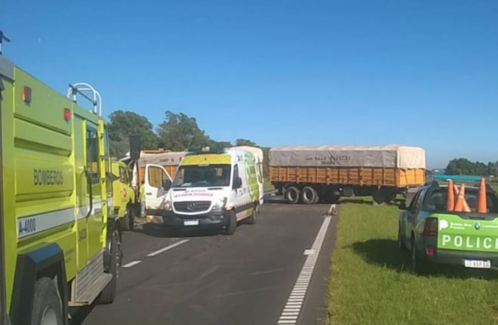 Violento choque entre dos camiones bloqueó la autopista a la altura de San Nicolás