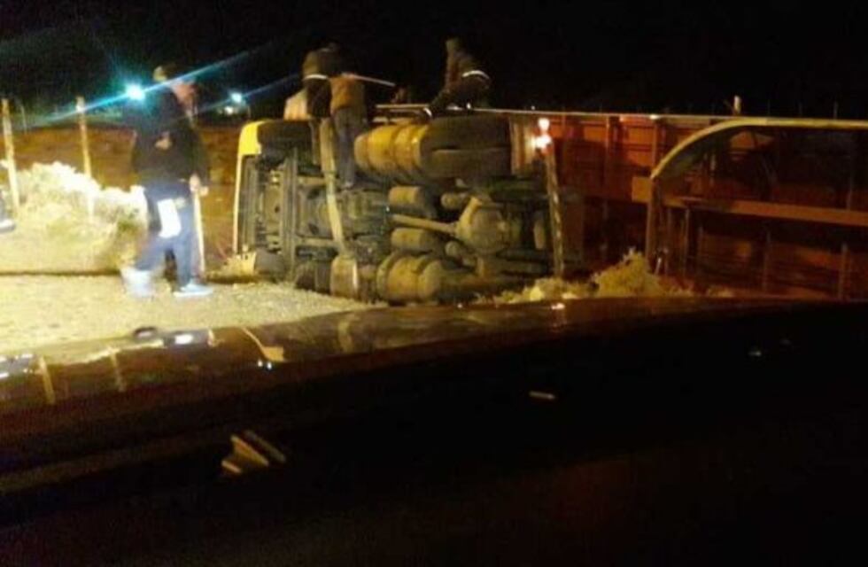 El viento volcó un camión en la zona de El Infienillo
