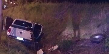 Martín C\u002E de 32 años, perdió el control de la camioneta y terminó fuera de la ruta\u002E