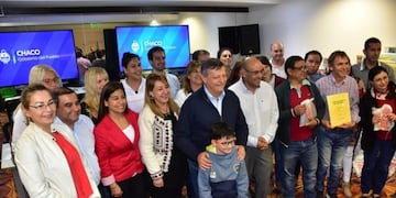 Peppo junto a profesores de la nueva Tecnicatura que se dictará en Villa Ángela\u002E (Prensa Gobierno)