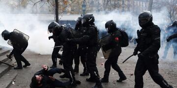Paris (France), 05/12/2019\u002E- French riot police clash with protesters during a demonstration against pension reforms Paris, France, 05 December 2019\u002E Unions representing railway and transport workers and many others in the public sector have called for a general strike and demonstration to protest against French government's reform of the pension system\u002E (Protestas, Francia) EFE/EPA/IAN LANGSDON
