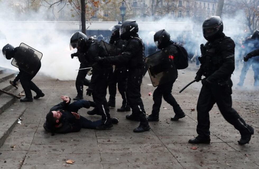 París en llamas: enfrentamientos entre policías y manifestantes durante la huelga contra la reforma de las pensiones