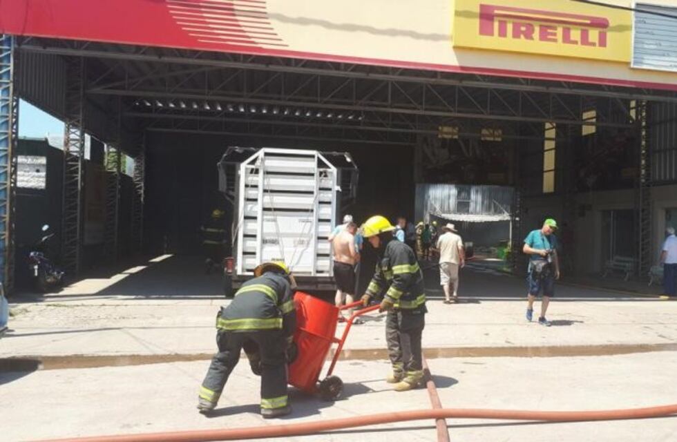 Se incendio una gomería y provocó graves daños materiales