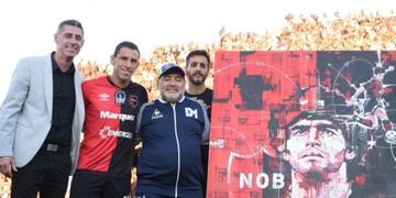El DT tripero recibió varios regalos en su última visita al Parque de la Independencia\u002E (@canoboficial)