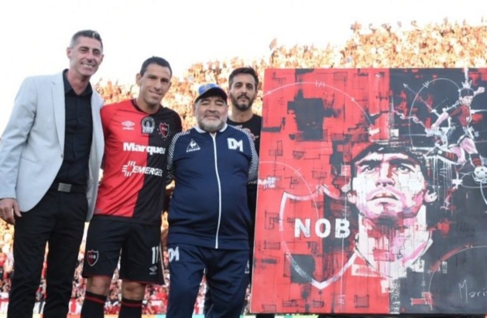 Maradona mostró un recuerdo de su paso por Newell's en su saludo de Pascua