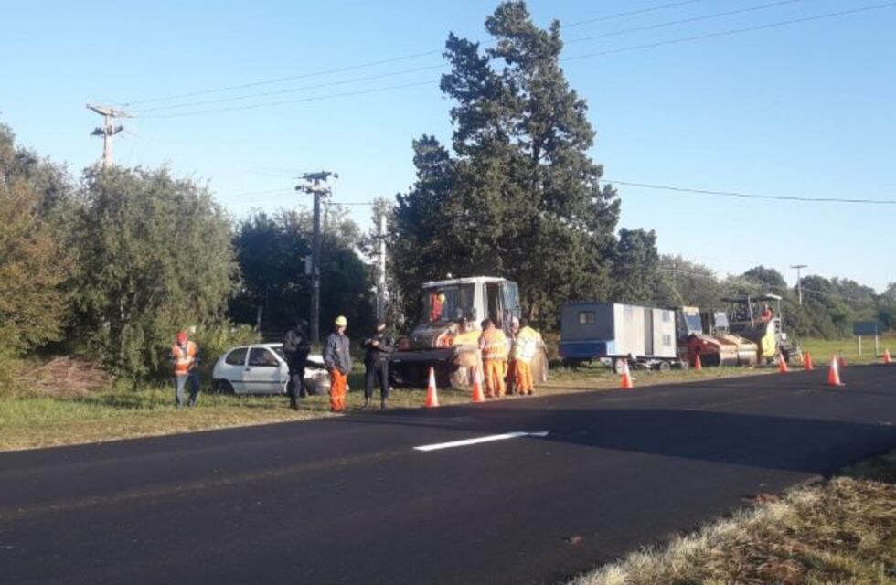 Se durmió y chocó a una máquina estacionada