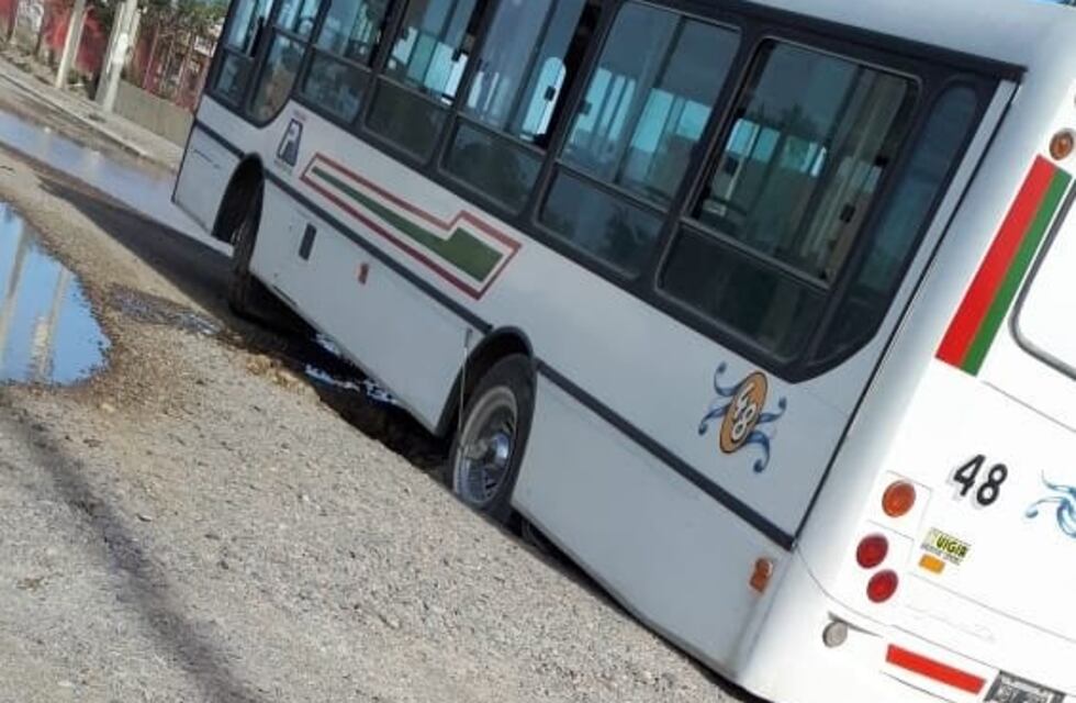 Un colectivo urbano quedó atascado en un bache