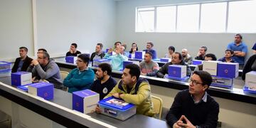 kits de robótica a escuelas técnicas