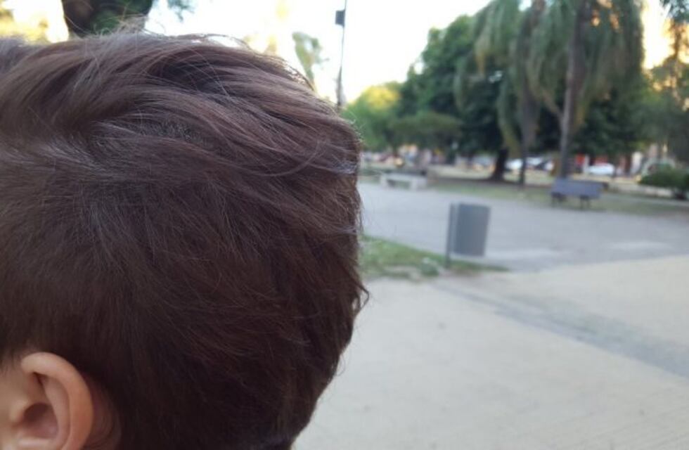 Por su corte de pelo no la dejan entrar al cole y la familia decidió cambiarla