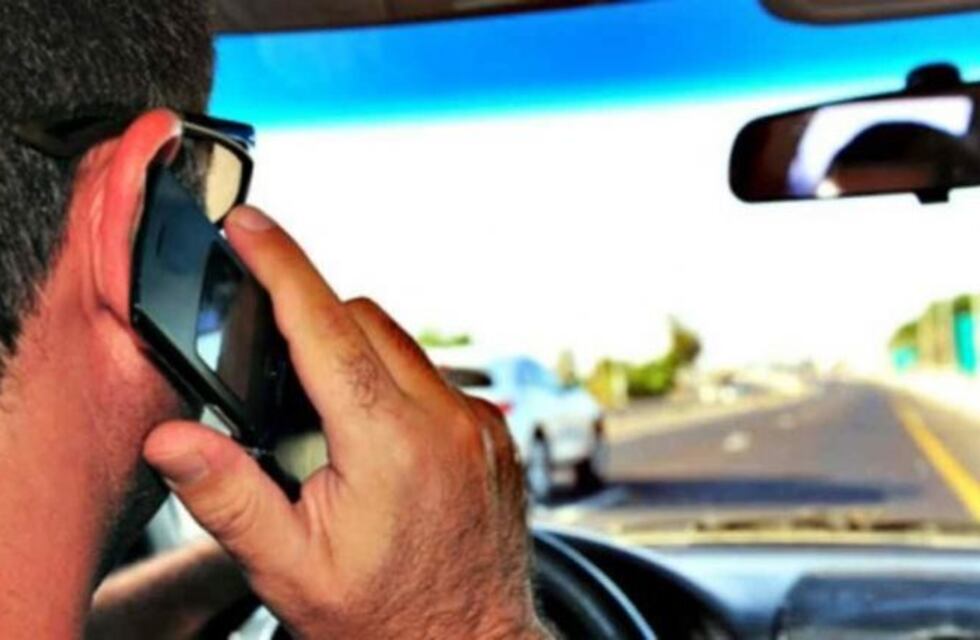 Elevan el costo de las multas a los conductores que usen el celular mientras manejan