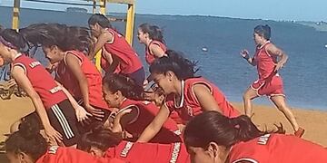 Las chicas del Huracán de Posadas entrenan para el próximo campeonato\u002E Primer turno en la playita del Brete de Posadas\u002E (Foto Huracán)