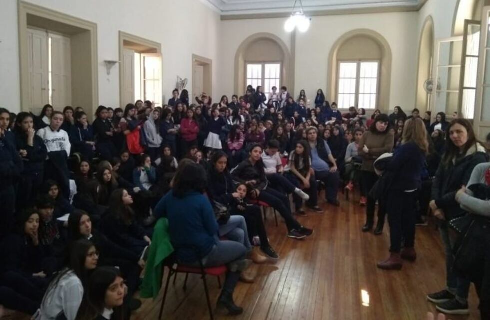 Una alumna escrachó a un profesor de gimnasia por abuso sexual y lo apartaron del cargo