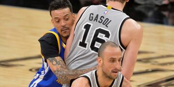 SAN04. SAN ANTONIO (TX, EE.UU.), 11/03/2017.- El jugador de Spurs Manu Ginobili se dirige a la cesta mientras su compau00f1ero Pau Gasol (c) bloquea a Matt Barnes (i), de Warriors, hoy, su00e1bado 11 de marzo de 2017, durante un partido por la NBA entre Warriors