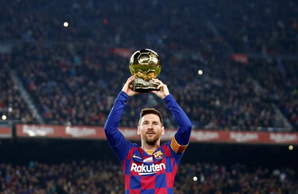 La fiesta de Messi: metió tres golazos y presentó el Balón de Oro a la hinchada del Barsa