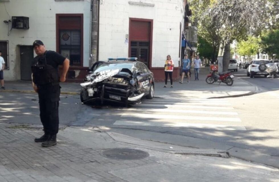 Impactante choque entre un patrullero y un auto en el macrocentro