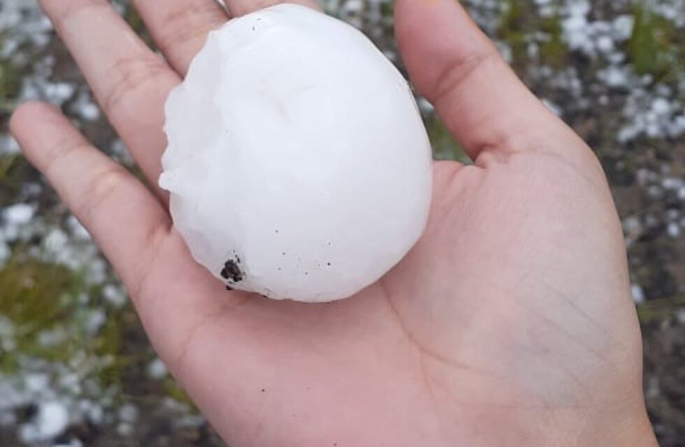 Impresionante caída de granizo y lluvia en el Camino a las Altas Cumbres