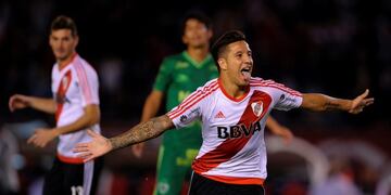 River Plate's forward Sebastian Driussi (C) celebrates after scoring a goal against Sarmiento during their Argentina First Divsion football match at Antonio Vespucio Liberti stadium in Buenos Aires, on April 23, 2017. / AFP PHOTO / ALEJANDRO PAGNI cancha de river plate Sebastian Driussi campeonato torneo primera division 2016 2017 futbol futbolistas partido river plate sarmiento de junin