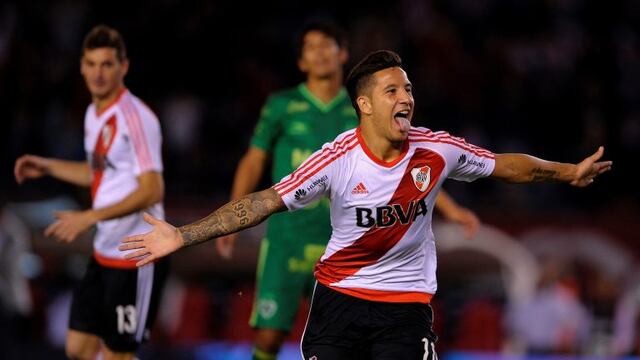 River Plate's forward Sebastian Driussi (C) celebrates after scoring a goal against Sarmiento during their Argentina First Divsion football match at Antonio Vespucio Liberti stadium in Buenos Aires, on April 23, 2017. / AFP PHOTO / ALEJANDRO PAGNI cancha de river plate Sebastian Driussi campeonato torneo primera division 2016 2017 futbol futbolistas partido river plate sarmiento de junin