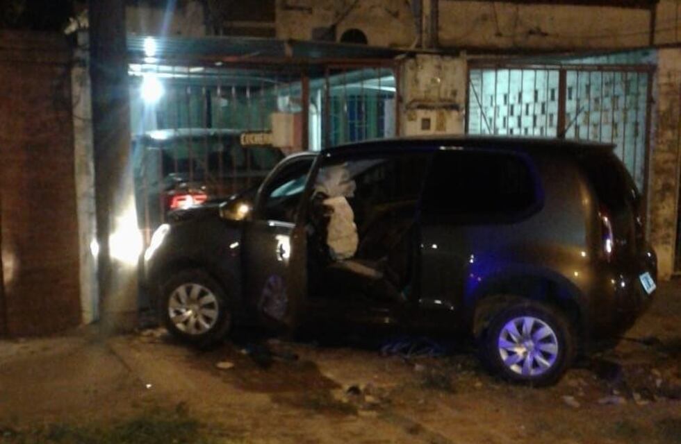 Borracho viajaba con su familia en un auto y chocaron contra un auto estacionado