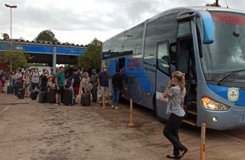 Bomberos iguazuences trasladan a los argentinos que llegan por la terminal o el aeropuerto