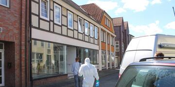 EPA3011\u002E PASSAU (ALEMANIA), 13/05/2019\u002E- Imagen que muestra una pensión, este lunes en Passau (Alemania)\u002E La Policía alemana investiga las muertes de cinco personas, tres de ellas halladas en una pensión atravesadas por flechas disparadas por una ballesta y las otras dos aparecidas sin vida en la vivienda de una de esas víctimas, en circunstancias no aclaradas\u002E EFE/ Sebastian Pieknik