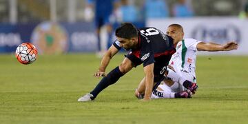 Football Soccer - Copa Sudamericana - Palestino v San Lorenzo, Santiago, Chile, 27/10/2016. Leandro Benegas (R) of Chile's Palestino and Matias Nicolas Caruzzo of Argentina's San Lorenzo fight for the ball. REUTERS/Ivan Alvarado